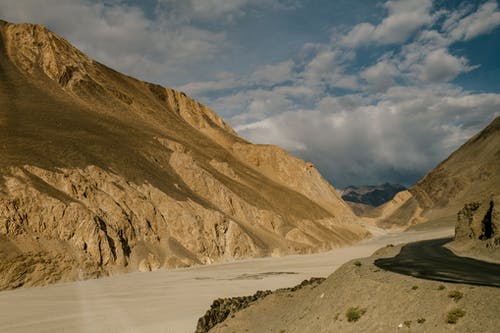 农村公路穿过山区 · 免费素材图片