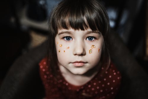 红色圆点服装的女孩 · 免费素材图片