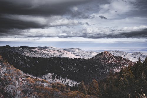 白色和灰色的天空下雪原观景山的航拍 · 免费素材图片