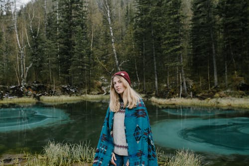 站立在湖边的少妇在森林里 · 免费素材图片