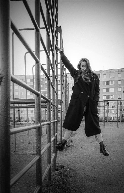 女人抱着酒吧的照片 · 免费素材图片