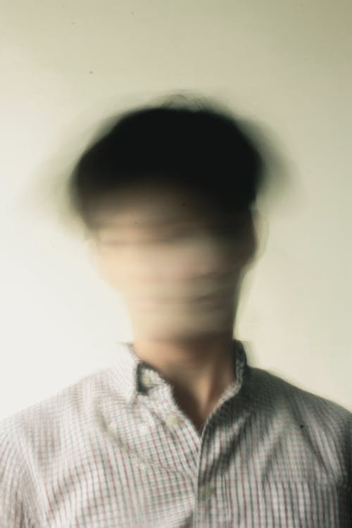 白色和灰色纽扣衬衫的男人 · 免费素材图片