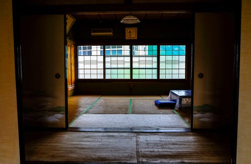 带桌子和窗户的房间 · 免费素材图片