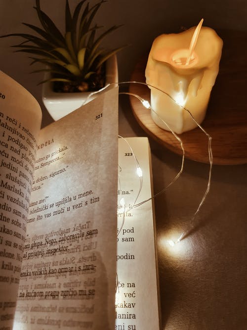 木制的桌子上一本书的诗 · 免费素材图片