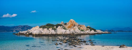 白水包围的岩石岛 · 免费素材图片