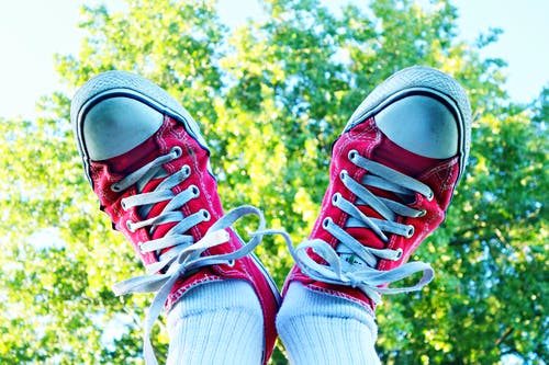 白色和红色运动鞋 · 免费素材图片