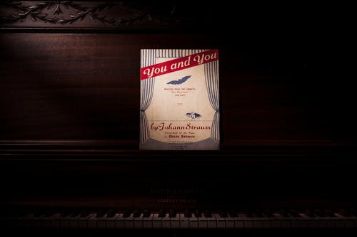 古董钢琴的特写照片 · 免费素材图片