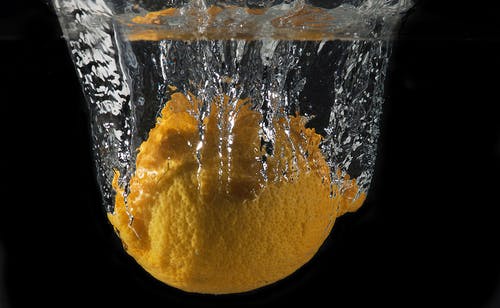 黄色的圆形柠檬上水溅 · 免费素材图片