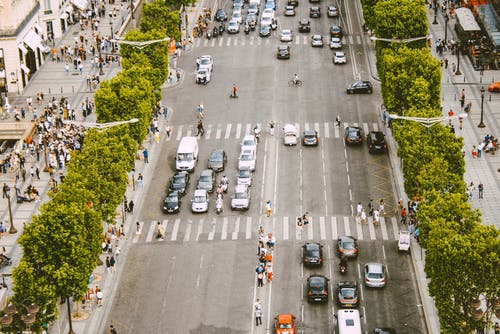 汽车在路上的航拍 · 免费素材图片