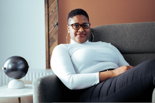 椅子上的女人 · 免费素材图片