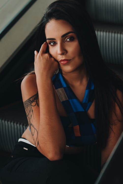 女人抚摸她的脸的照片 · 免费素材图片