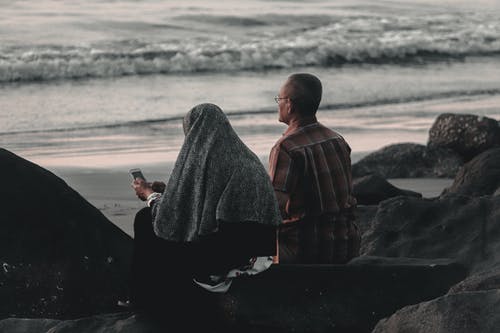 男人和女人坐岩石 · 免费素材图片