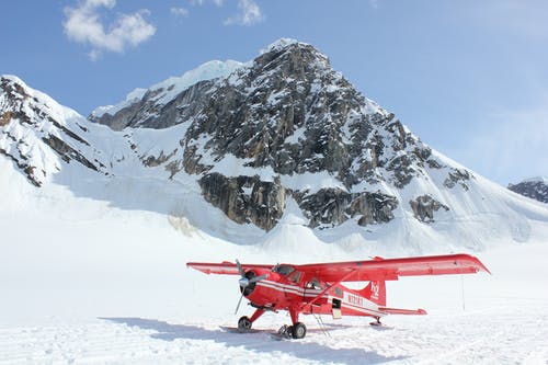 在阿尔卑斯山的红色单翼飞机 · 免费素材图片