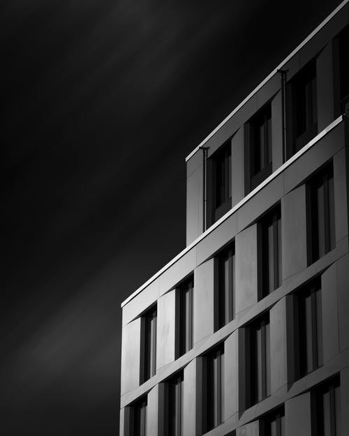 混凝土建筑的灰度照片 · 免费素材图片