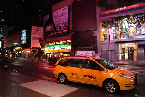 夜间道路上的黄色hvc出租车 · 免费素材图片