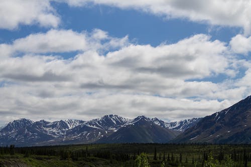 蓝多云的天空下山的风景照片 · 免费素材图片