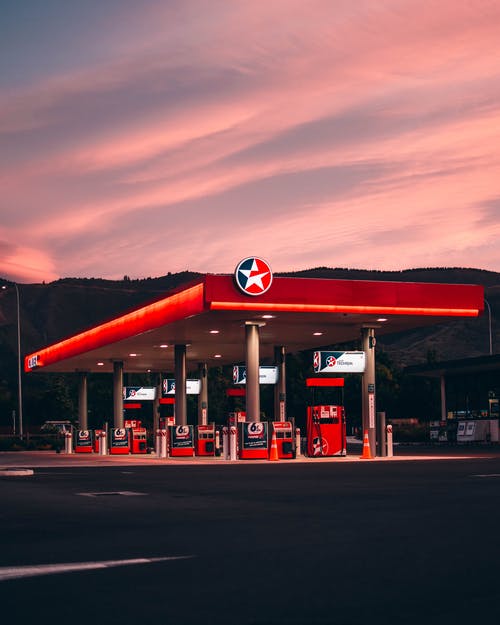 黄金时段的红色加德士加油站 · 免费素材图片