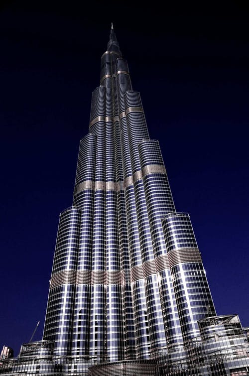 灰色高层建筑在晚上 · 免费素材图片