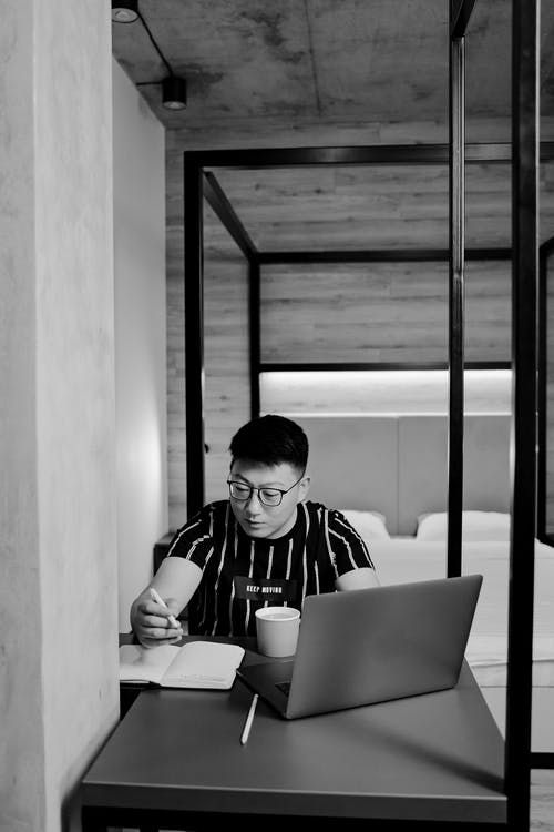 有关在线教育, 坐, 垂直拍摄的免费素材图片