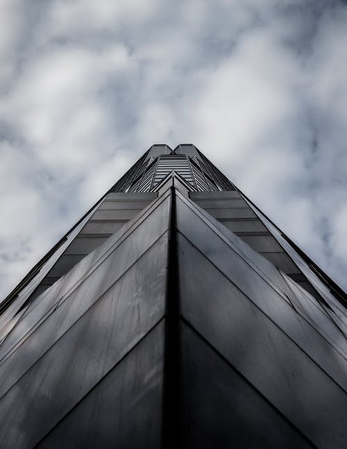混凝土高层建筑的低角度摄影 · 免费素材图片