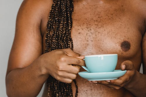 作物光着膀子光着膀子黑人拿着杯子 · 免费素材图片