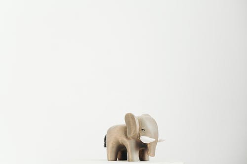 木制大象与白色背景 · 免费素材图片