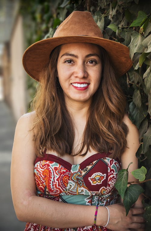 戴顶帽子的女人 · 免费素材图片