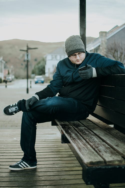 使用手机的人的照片 · 免费素材图片