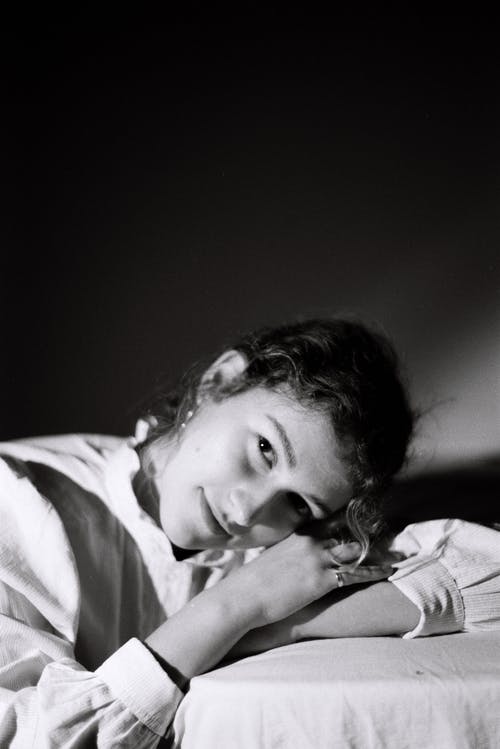 有关单色, 垂直拍摄, 女人的免费素材图片