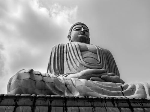 佛像的灰度照片 · 免费素材图片