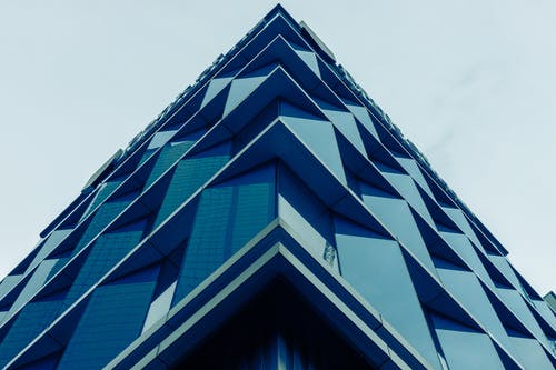 蓝色混凝土建筑的低角度摄影 · 免费素材图片