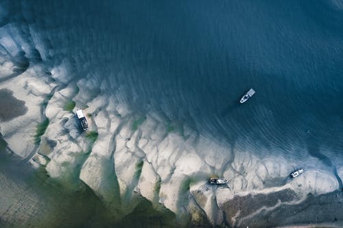 白天在水和岸上的小船 · 免费素材图片