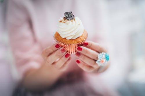 女人抱着奶油蛋糕 · 免费素材图片