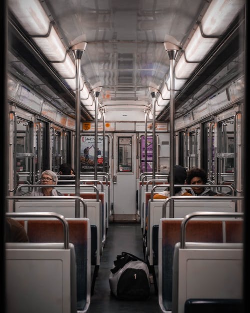 坐在火车里的人的照片 · 免费素材图片