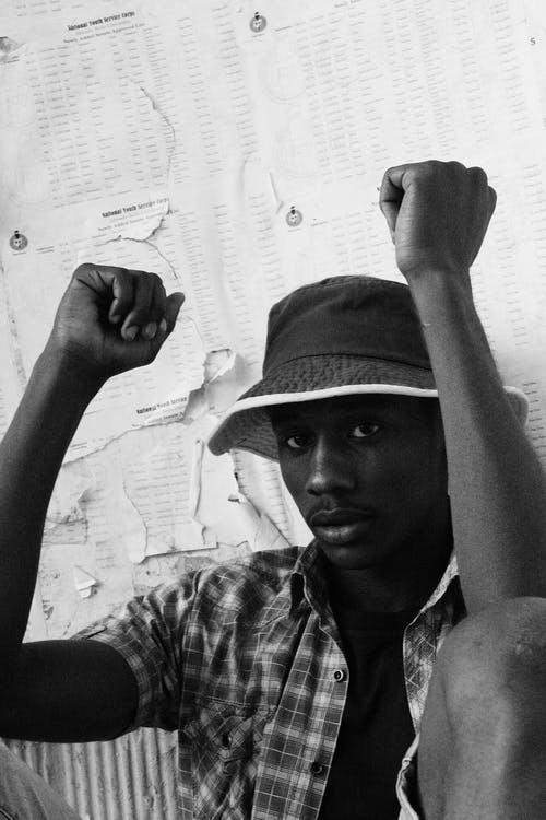 有关bw, 举起手臂, 人的免费素材图片