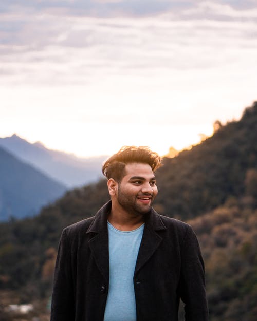 身穿黑色外套的男人的浅焦点照片 · 免费素材图片