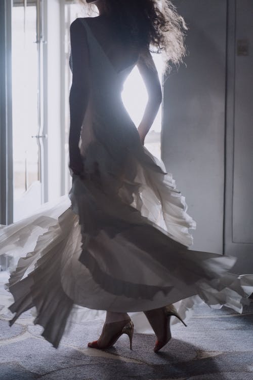 有关垂直拍摄, 女人, 婚纱礼服的免费素材图片