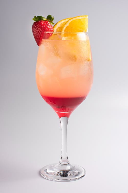 透明酒杯与红色液体 · 免费素材图片