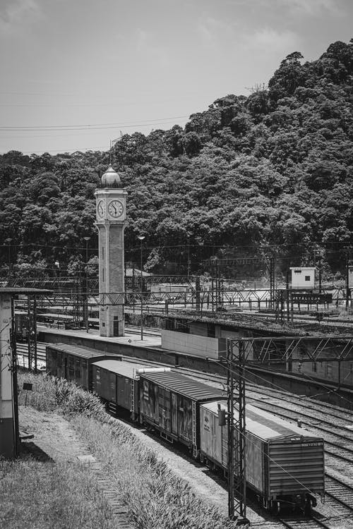火车铁轨的灰度照片 · 免费素材图片