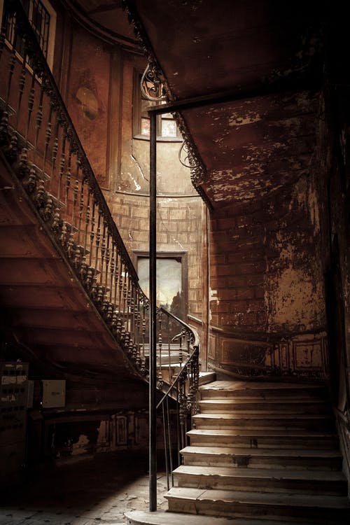 棕色木制楼梯与不锈钢栏杆 · 免费素材图片