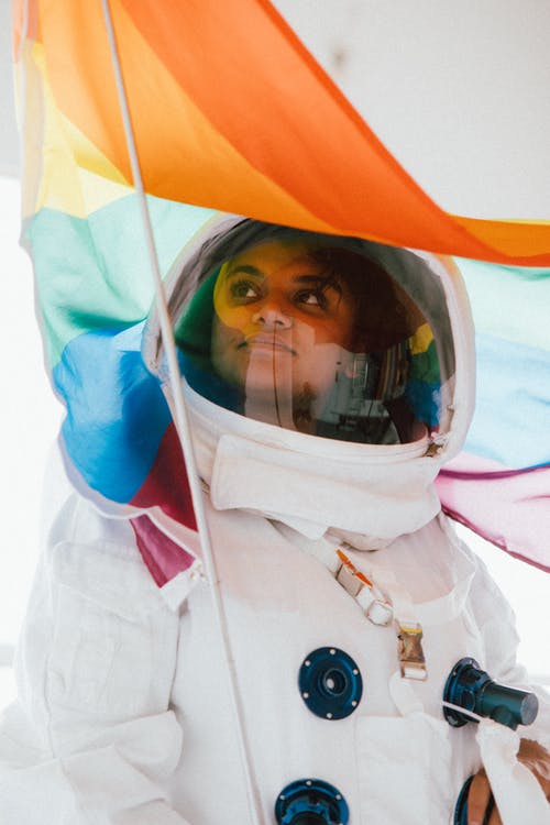 女人穿着太空服 · 免费素材图片