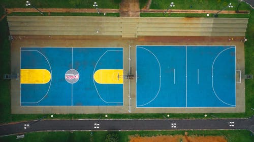 篮球场的航拍照片 · 免费素材图片