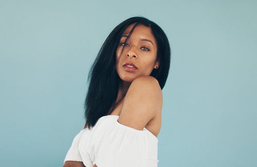 白掉肩衬衫的女人 · 免费素材图片