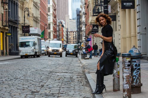 黑顶站在人行道上的女人 · 免费素材图片