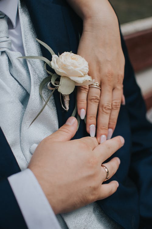 新婚夫妇在无名指上显示结婚戒指 · 免费素材图片