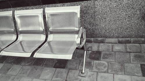 灰色路面上的不锈钢长凳 · 免费素材图片