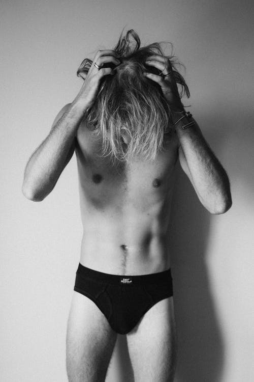 黑色平角短裤的男人 · 免费素材图片