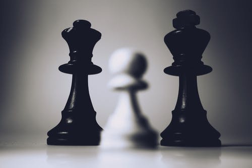 两个黑色国际象棋棋子的选择性焦点照片 · 免费素材图片