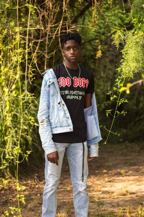 男子身穿黑色t恤，牛仔夹克和牛仔裤 · 免费素材图片