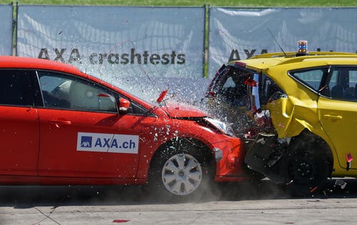 红色和黄色掀背车axa碰撞测试 · 免费素材图片